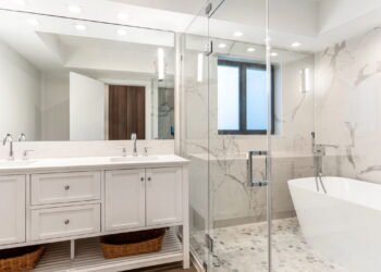 Como limpar cortinas do banheiro de forma simples e prática