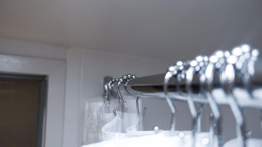 Como limpar cortinas do banheiro de forma simples e prática