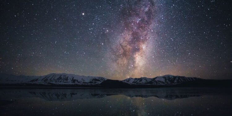 Astrônomos encontram o maior reservatório de água do universo já detectado