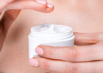 Troque o horário do creme e veja sua pele acordar mais firme e radiante