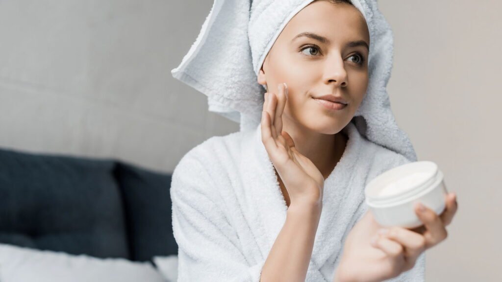 Troque o horário do creme e veja sua pele acordar mais firme e radiante