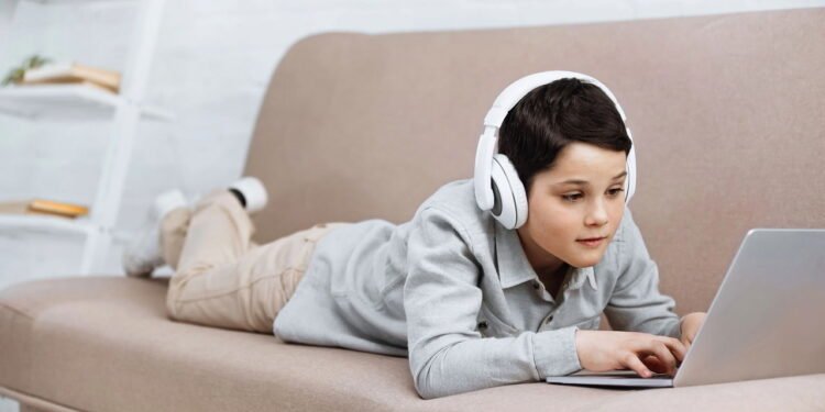 O que pode acontecer com crianças que passam o dia no sofá vai te assustar