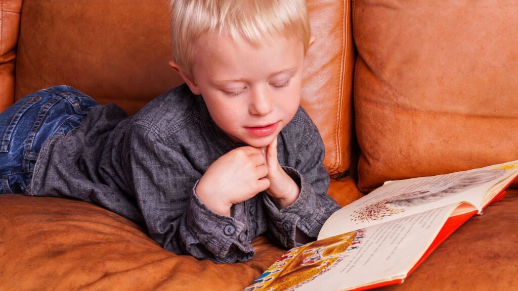 O que pode acontecer com crianças que passam o dia no sofá vai te assustar