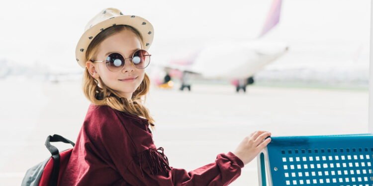 Criança viajando - Créditos: depositphotos.com / IgorVetushko