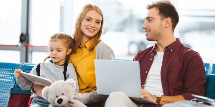 Criança viajando - Créditos: depositphotos.com / AndrewLozovyi