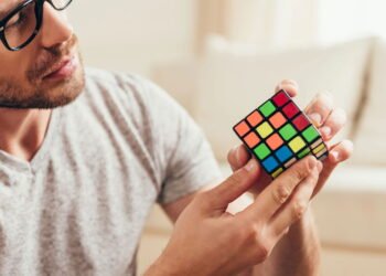 O treino mental mais completo para idosos pode caber na palma da mão