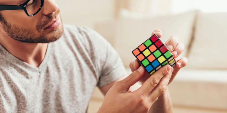 O treino mental mais completo para idosos pode caber na palma da mão