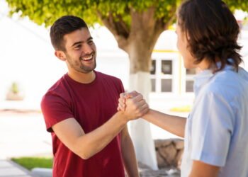 O que negar um cumprimento revela sobre a mente humana