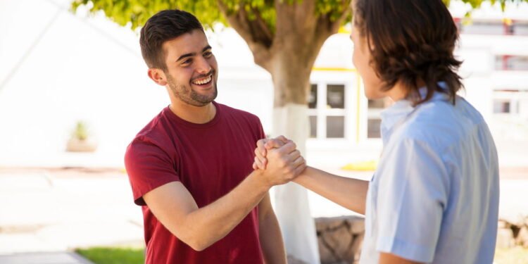 Cumprimento - Créditos: depositphotos.com / tonodiaz