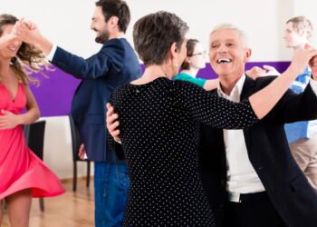 O que a psicologia diz sobre quem evita dançar em festas e eventos sociais