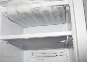 Esse truque vai te fazer descongelar o freezer de forma rápida