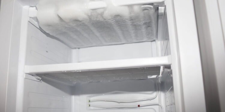 Esse truque vai te fazer descongelar o freezer de forma rápida