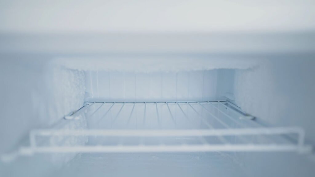 Esse truque vai te fazer descongelar o freezer de forma rápida