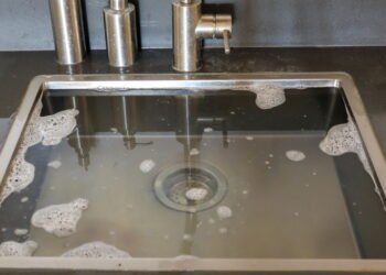 A mistura caseira que desentope e tira cheiro ruim da pia da cozinha