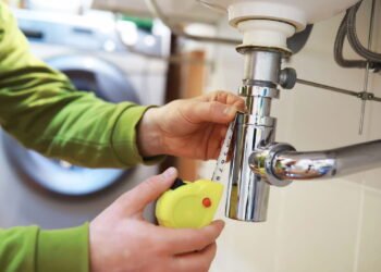 A mistura caseira que desentope e tira cheiro ruim da pia da cozinha