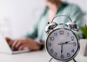 O segredo por trás de acordar antes do alarme segundo especialistas em sono