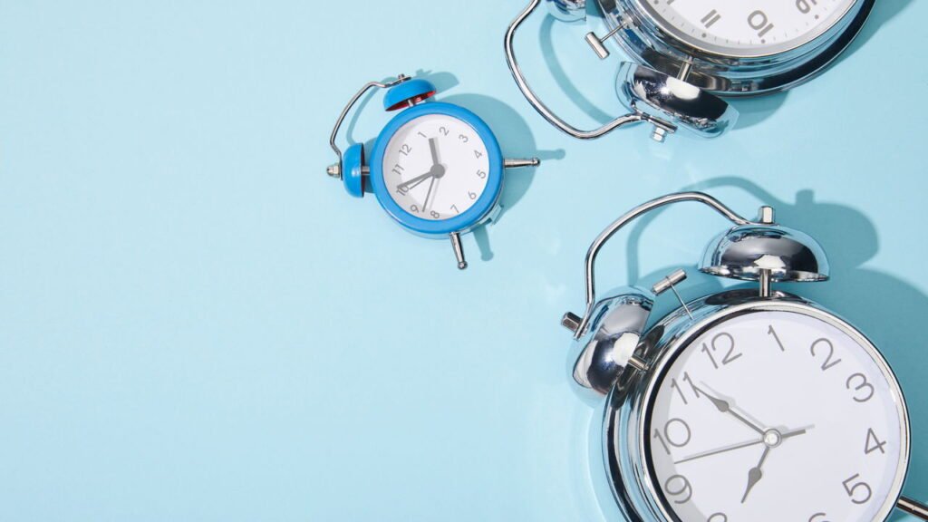 O segredo por trás de acordar antes do alarme segundo especialistas em sono