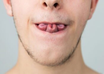 O que significa conseguir dobrar a língua inteira segundo a psicologia