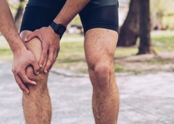 Essa dor no joelho ao subir escadas pode ser mais séria do que você pensa