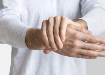 Problemas nas mãos aumentam entre jovens e médicos já alertam