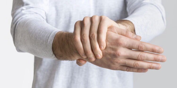 Problemas nas mãos aumentam entre jovens e médicos já alertam