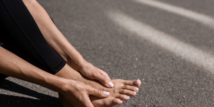 Dor no pé - Créditos: depositphotos.com / AndrewLozovyi