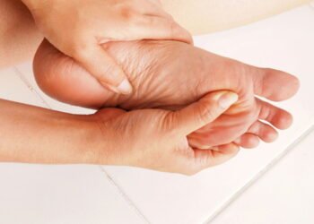 Se sente dores nos pés ao acordar, esse alongamento pode prevenir a Fascite Plantar