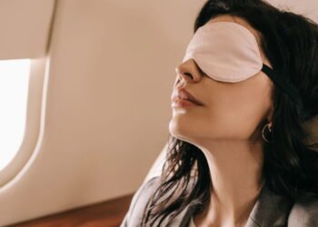 7 truques que ajudam você a dormir melhor em voos noturnos