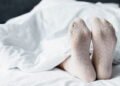 O que ninguém te contou sobre dormir com meias toda noite