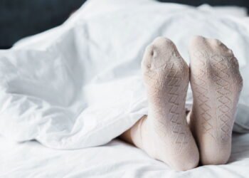 O que ninguém te contou sobre dormir com meias toda noite