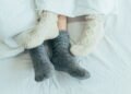 O que significa quando uma pessoa dorme de meias, segundo a psicologia