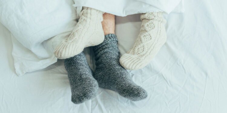 O que significa quando uma pessoa dorme de meias, segundo a psicologia