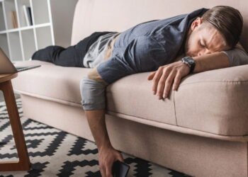 É por isso que você não deve dormir no sofá