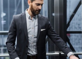 Tem um espelho no elevador e você nunca soube o verdadeiro motivo