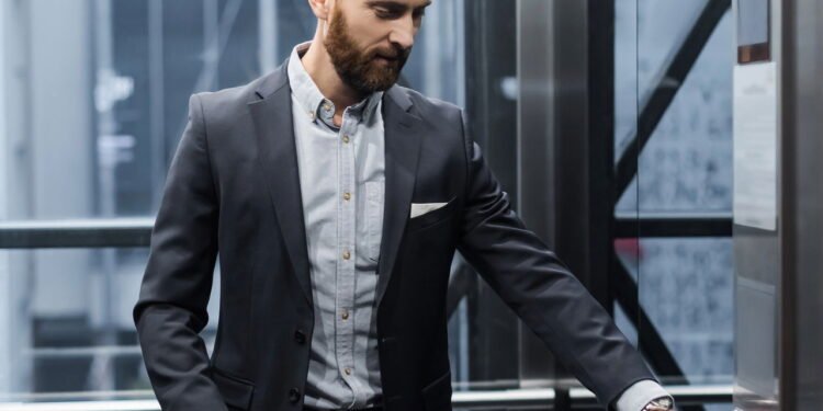 Tem um espelho no elevador e você nunca soube o verdadeiro motivo