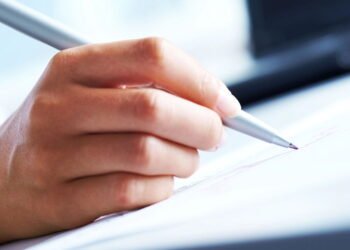 O que significa escrever tudo em letra maiúscula, segundo a grafologia