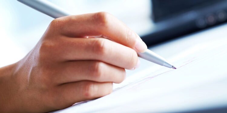 O que significa escrever tudo em letra maiúscula, segundo a grafologia