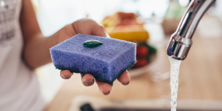 O truque mais inteligente com esponja que você vai usar na cozinha