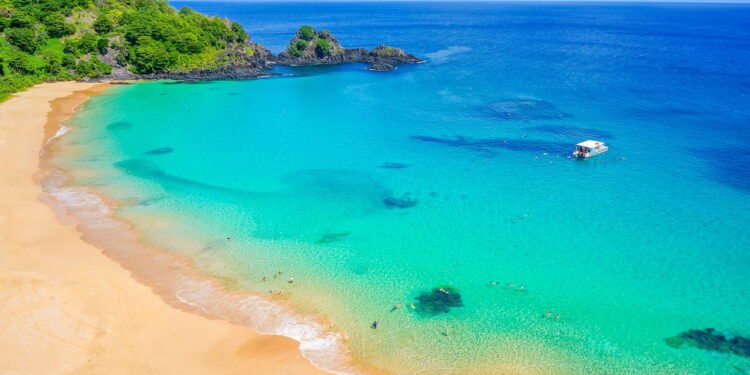 Esta ilha brasileira cobra para entrar e vive cheia de turistas apaixonados