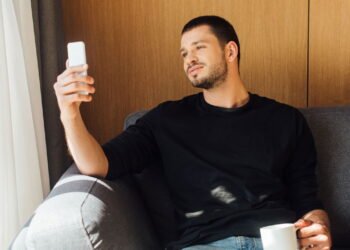 Pessoas que preferem ficar sozinhas em casa possuem algo em comum, segundo a psicologia