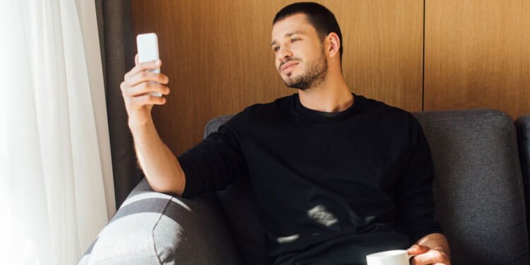 Pessoas que preferem ficar sozinhas em casa possuem algo em comum, segundo a psicologia