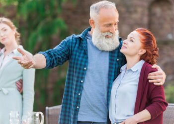 Quando os filhos saem de casa, como lidar? Entenda o que diz a psicologia