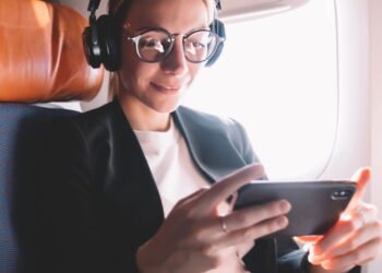 Pode usar fones bluetooth no avião? Veja as regras e cuidados essenciais