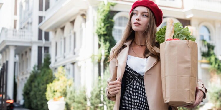 Pessoa com boina francesa // Créditos: depositphotos.com / HayDmitriy