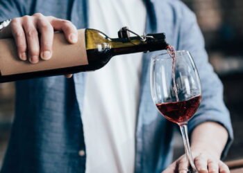 A técnica infalível para abrir garrafa de vinho sem precisar de saca-rolhas