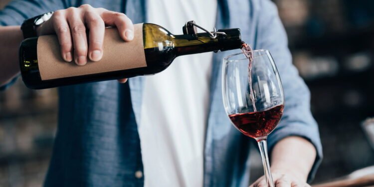 A técnica infalível para abrir garrafa de vinho sem precisar de saca-rolhas