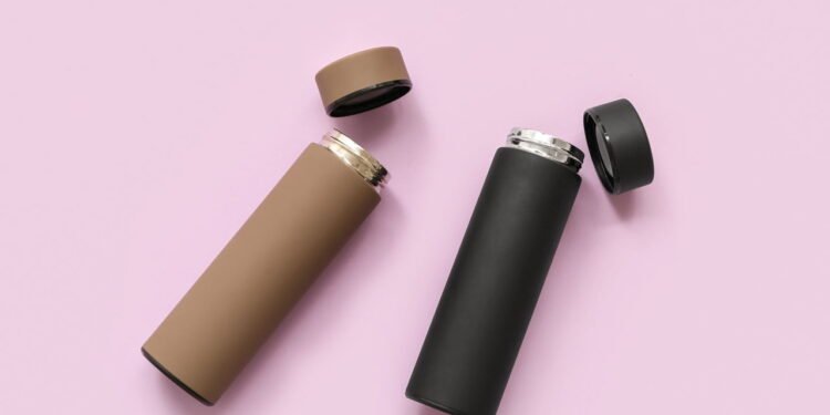 Garrafas térmicas // Créditos: depositphotos.com / serezniy