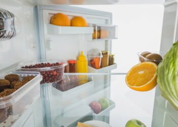 5 passos simples para limpar sua geladeira sem esforço
