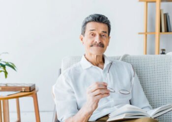 Riscos e benefícios da vitamina B12 para quem passou dos 50 anos