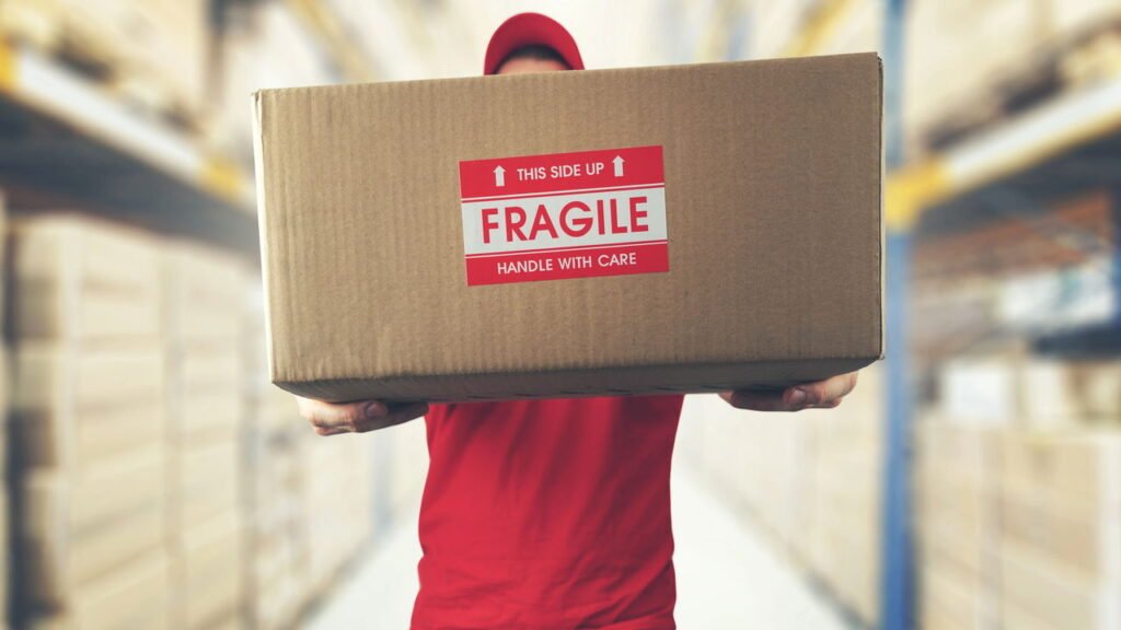 Posso viajar com item frágil na mala? descubra todas as regras para não errar